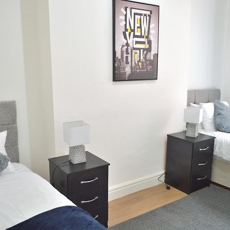 Beautiful Two-Bed Apartment With Driveway Parking Nottingham Exterior foto