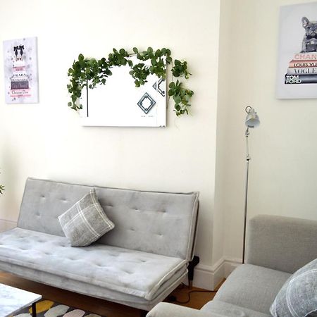 Beautiful Two-Bed Apartment With Driveway Parking Nottingham Exterior foto