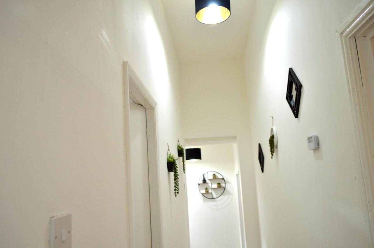 Beautiful Two-Bed Apartment With Driveway Parking Nottingham Exterior foto