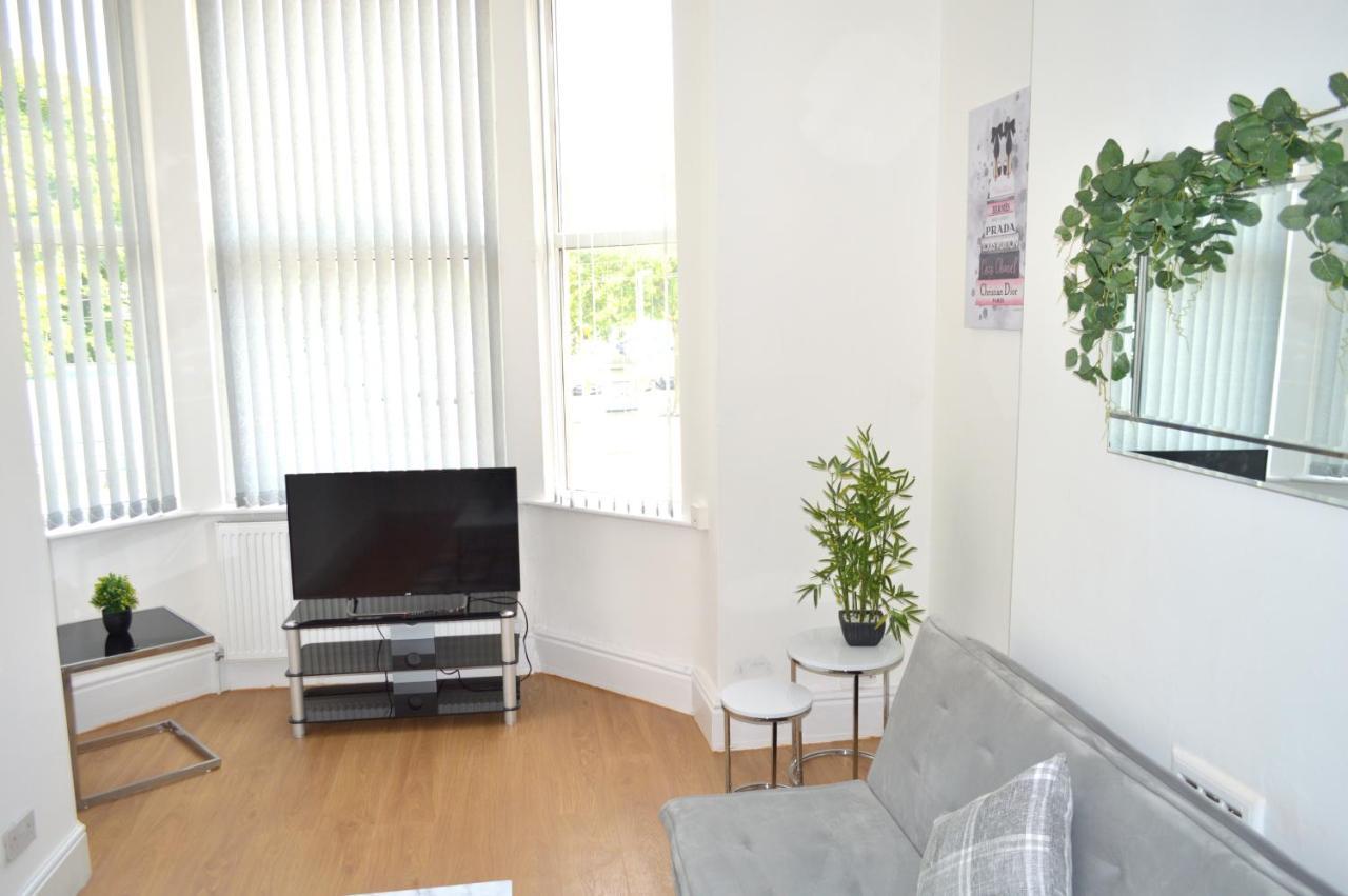 Beautiful Two-Bed Apartment With Driveway Parking Nottingham Exterior foto