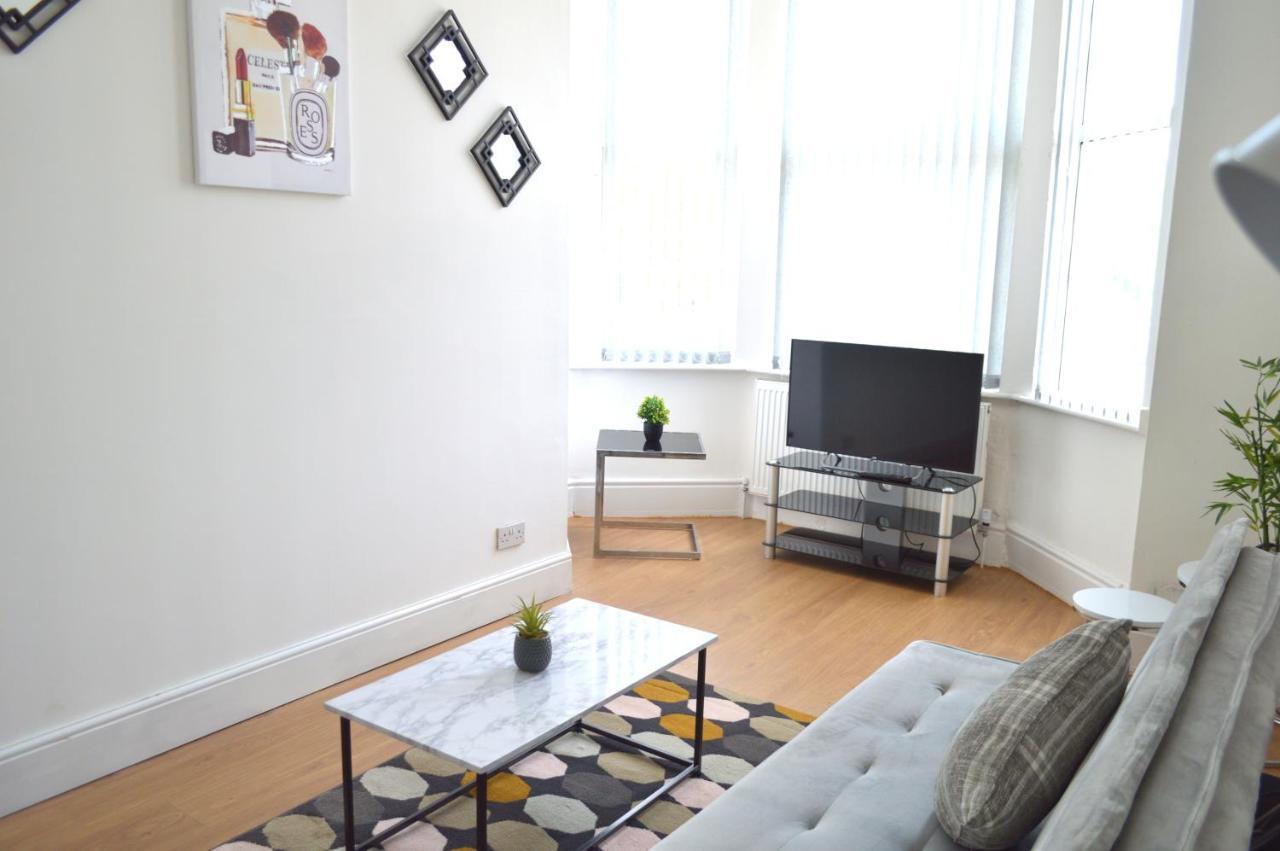 Beautiful Two-Bed Apartment With Driveway Parking Nottingham Exterior foto
