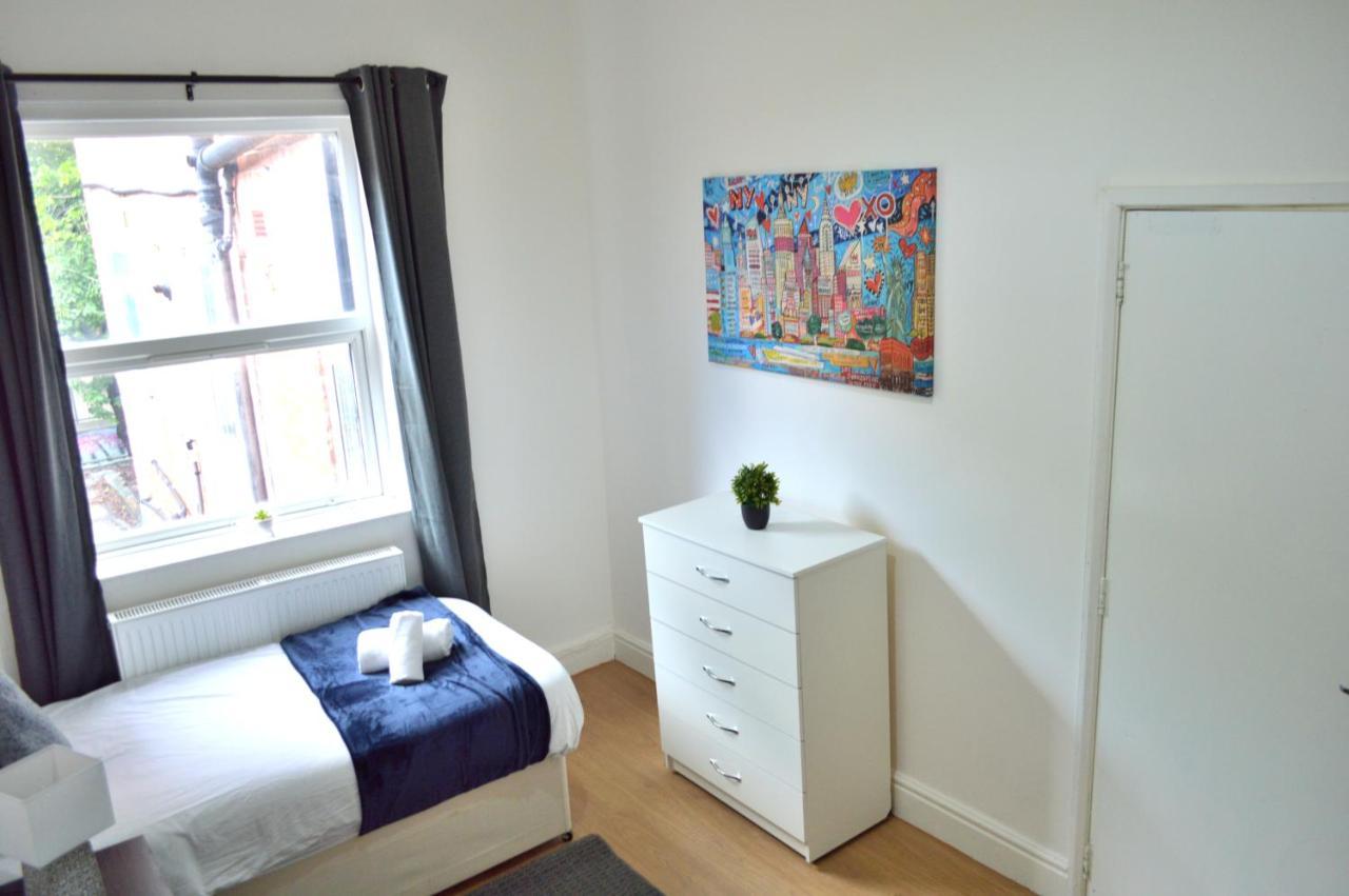 Beautiful Two-Bed Apartment With Driveway Parking Nottingham Exterior foto