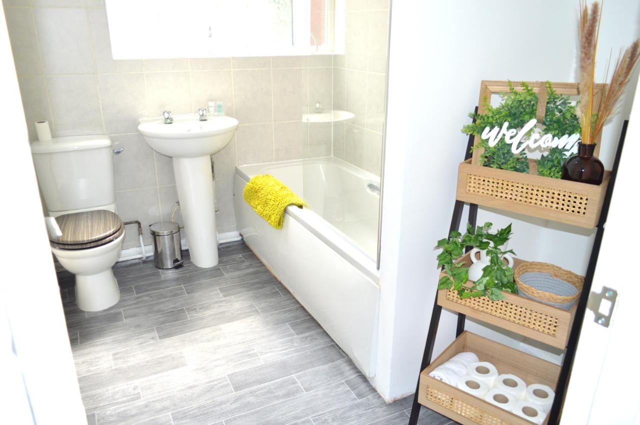 Beautiful Two-Bed Apartment With Driveway Parking Nottingham Exterior foto