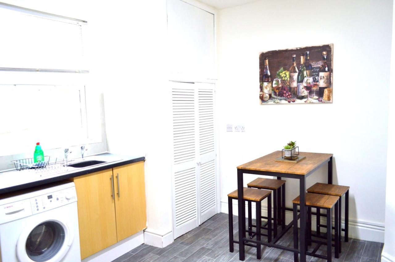 Beautiful Two-Bed Apartment With Driveway Parking Nottingham Exterior foto