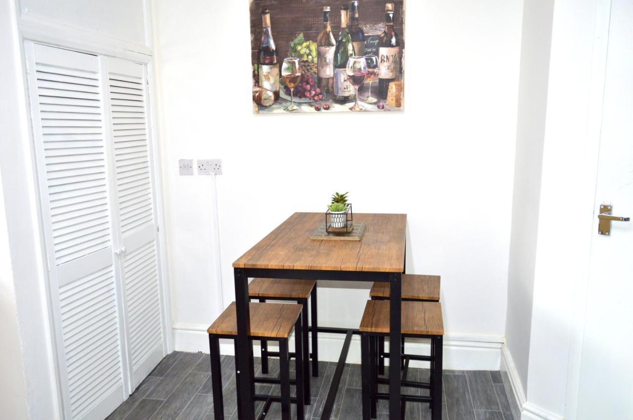 Beautiful Two-Bed Apartment With Driveway Parking Nottingham Exterior foto